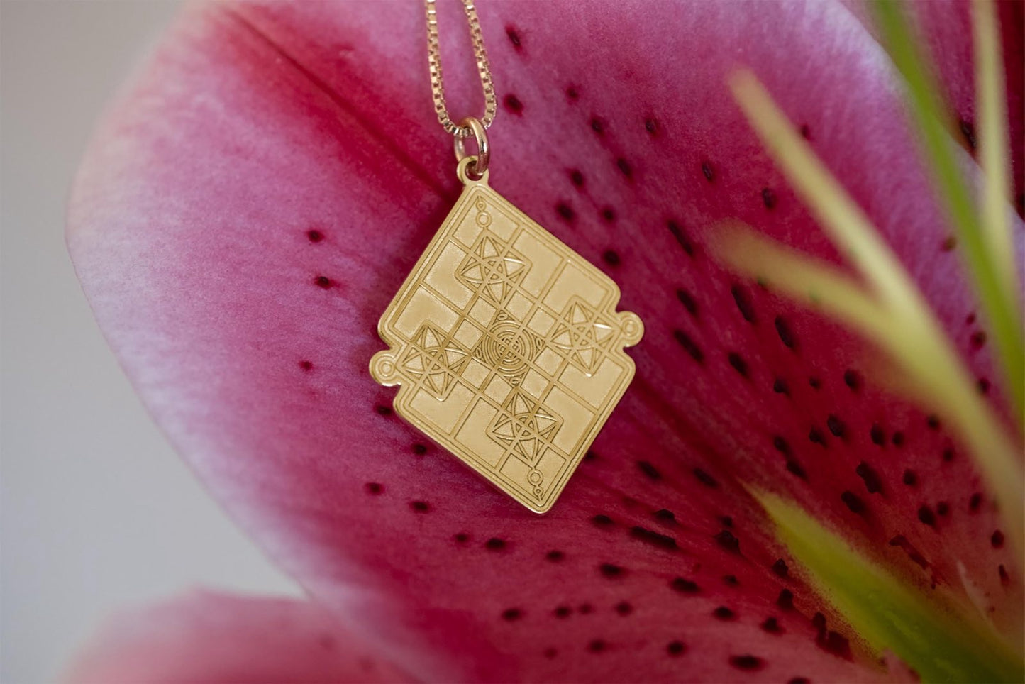 Heil Yantra Amulett mit Halskette, 18 Karat vergoldet