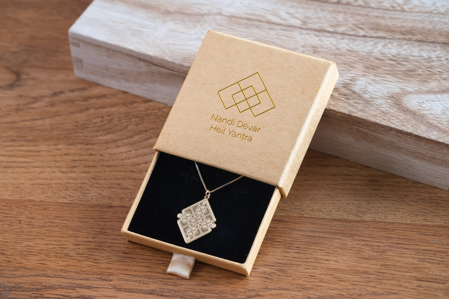 Heil Yantra Amulett mit Halskette, 18 Karat vergoldet