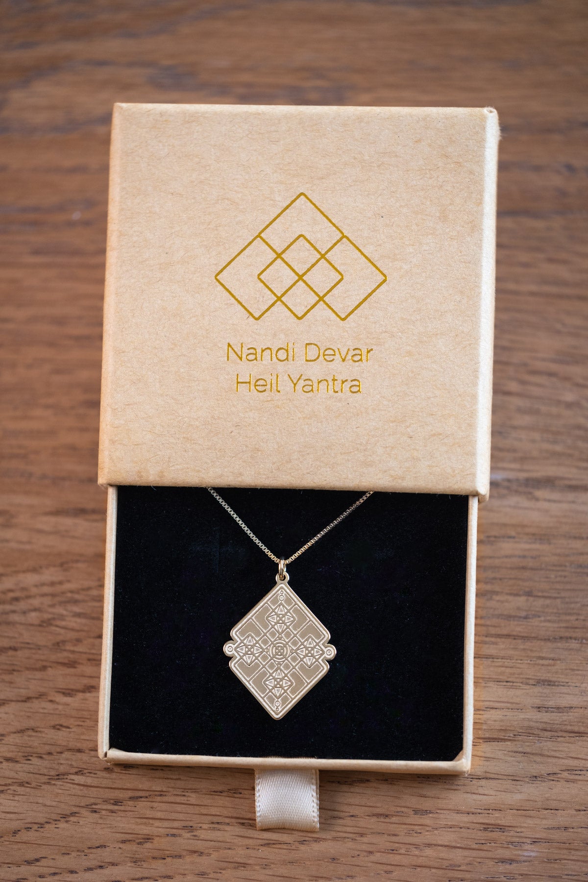 Heil Yantra Amulett mit Halskette, 18 Karat vergoldet